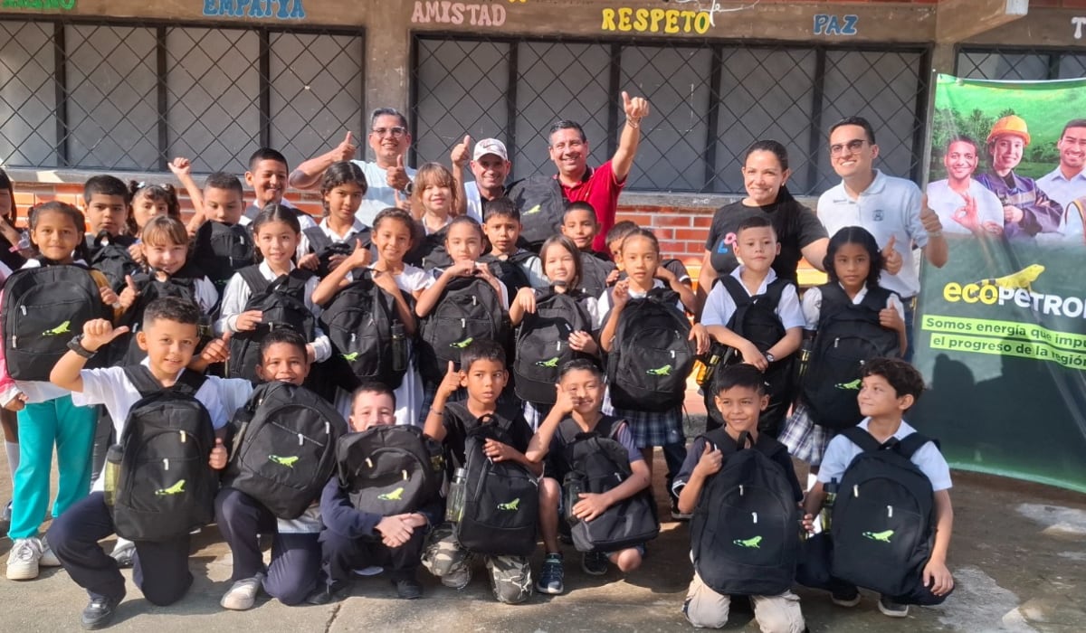 Entre 2023 y 2025, Ecopetrol dotó 843 sedes educativas, entregó material pedagógico a 92.216 estudiantes y mejoró la infraestructura educativa para 4.407 alumnos. (Ecopetrol)