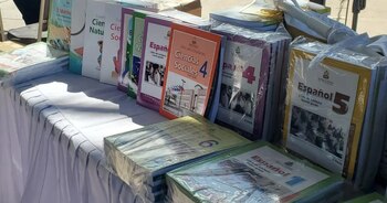 Más de 5,000 libros de texto fueron distribuidos en una primera fase en municipios fronterizos de Lempira. (FOTO: El Heraldo)