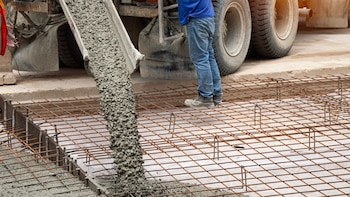 Los subcontratos impulsan el alza de los costos de construcción de viviendas en República Dominicana, según la ONE