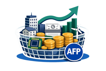 Ilustración de una canasta transparente conteniendo diversos activos financieros como edificios, bonos, monedas y elementos tecnológicos, con una flecha verde ascendente y un logo 'AFP'.