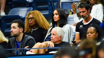 Meghan Markle durante el partido de Williams contra Bianca Andreescu en septiembre. Está acompañada por la madre de la tenista. Sentado en la fila delante de Markle se encontraba también Alexis Ohanian, el marido de Serena Williams