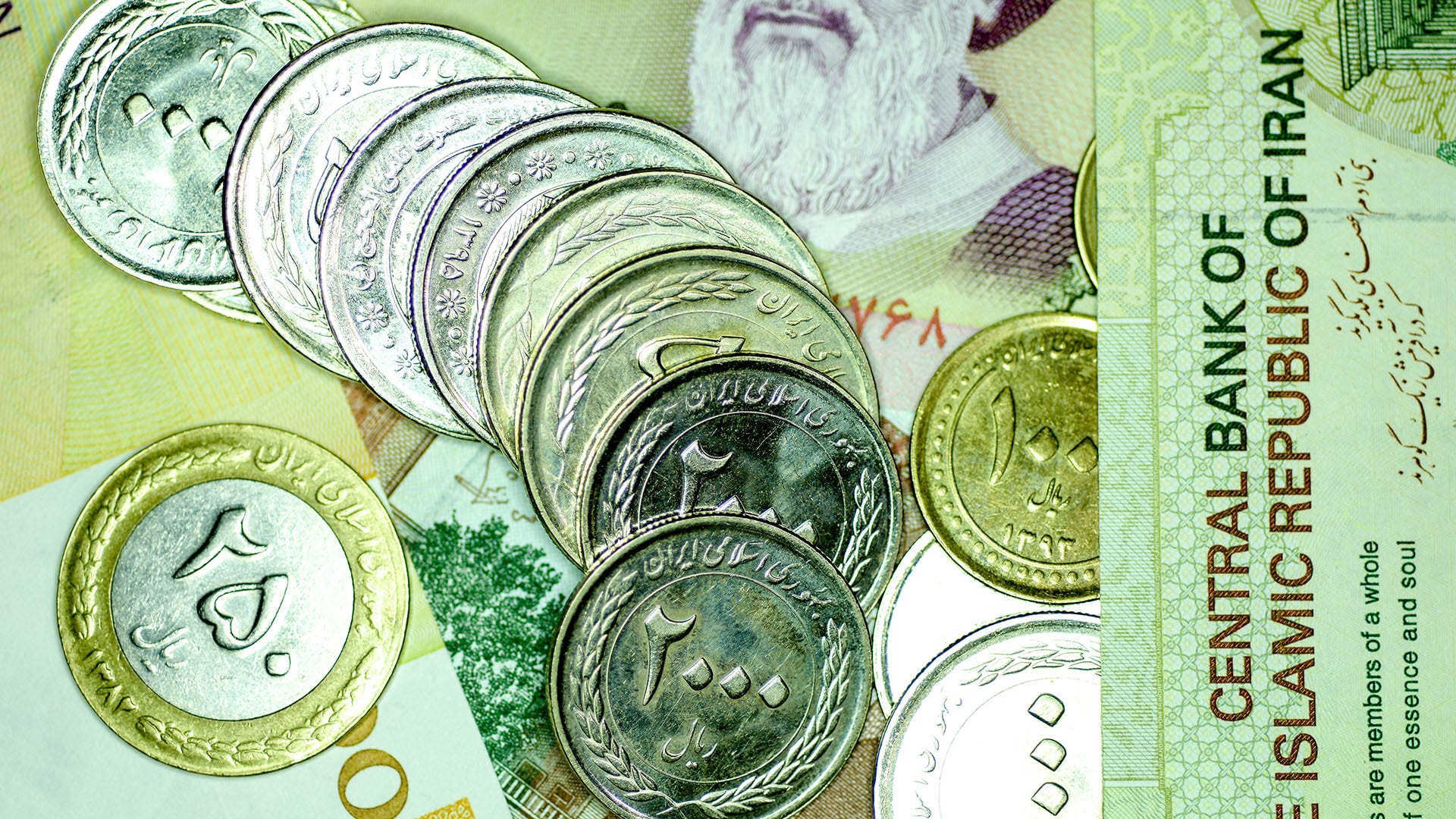 El rial iraní volvió a caer el lunes a un nuevo mínimo histórico de más de 1,3 millones por dólar estadounidense. (Getty)