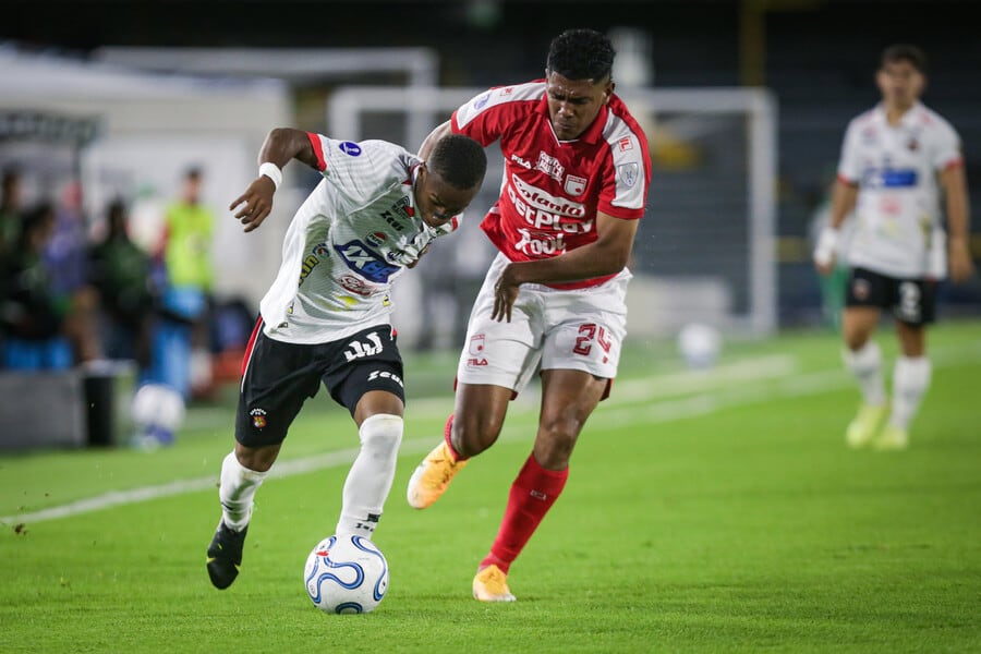 Jeison Angulo marcando a Wilfred Correa-crédito Cristian Bayona/Colprensa