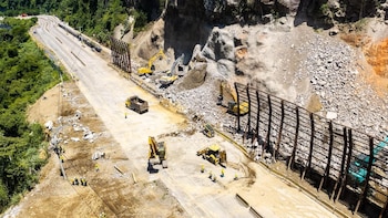 El Salvador reabre la carretera de Los Chorros tras retirar toneladas de roca y restablece el paso a 60 mil vehículos