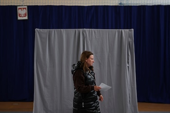 Una mujer vota durante la