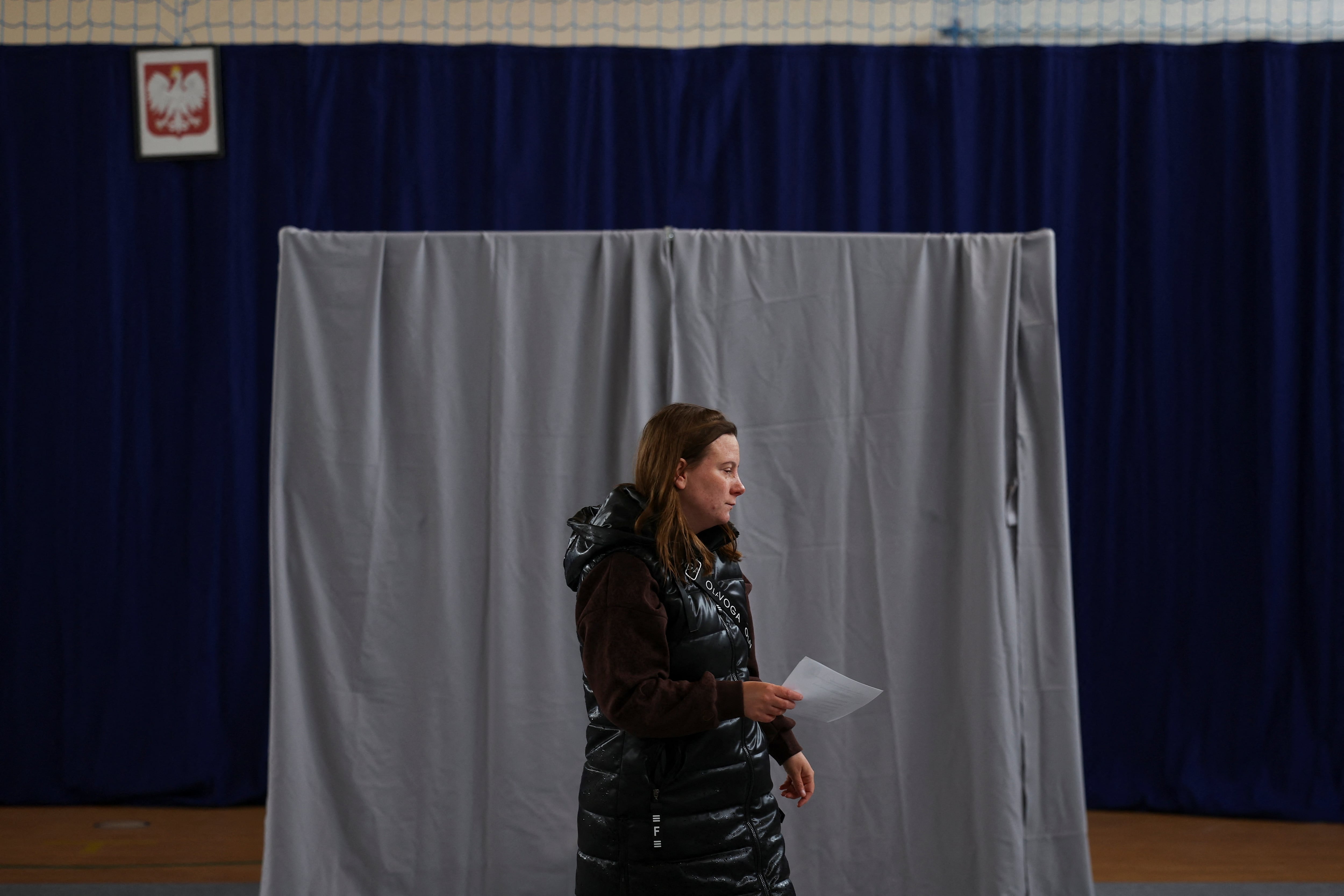 Una mujer vota durante la primera vuelta de las elecciones presidenciales de Polonia, en Olbiecin, Polonia, el 18 de mayo de 2025. REUTERS/Kacper Pempel