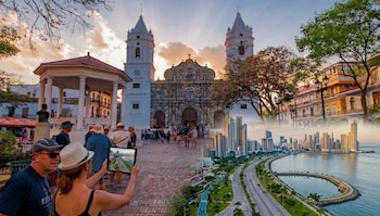 La vigilancia abarca la Cinta Costera I, II y III y el Casco Antiguo, espacios emblemáticos por su actividad comercial y turística. (Visuales - IA)