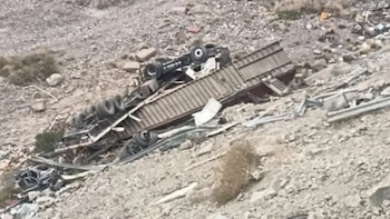 Mendoza: un camión desbarrancó en el paso a Chile, el conductor se tiró antes y se salvó de milagro