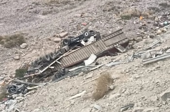 El camión de carga terminó destruido al pie del barranco, el conductor resultó herido