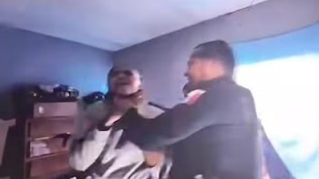 Suspenden a mando de la Policía de León tras video donde sujeta del cuello y abofetea a una mujer