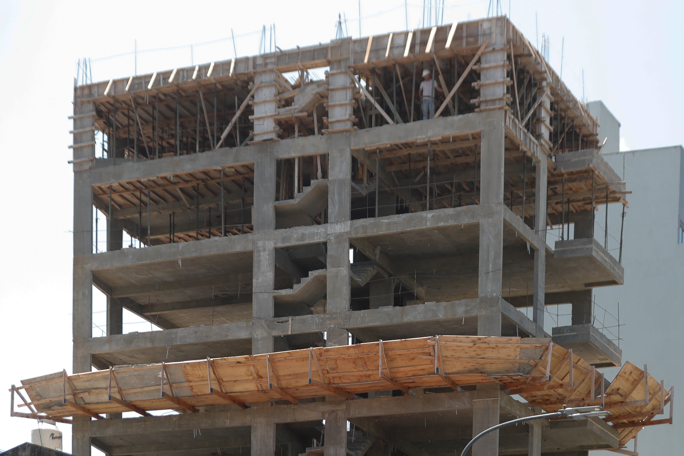 El sector de la construcción perdió más de 62.000 empleos formales desde noviembre de 2023, según datos oficiales (EFE)