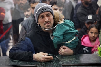 Un hombre sirio cruza la