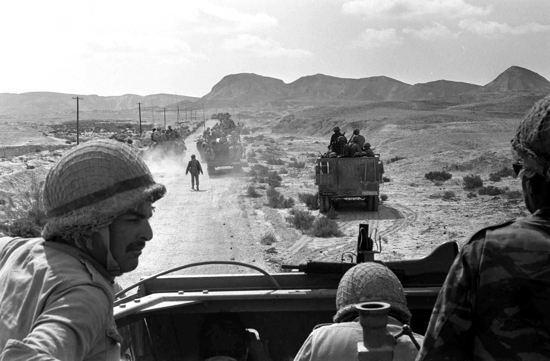 Una fotografía del 7 de junio de 1967: tropas israelíes avanzan por el Sinaí, Egipto, durante la Guerra de los Seis Días (AP)