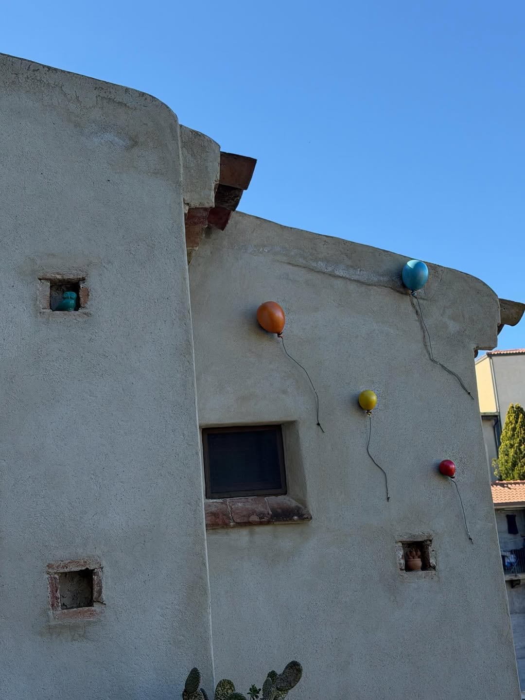 Curiosas obras de arte con forma de globos adornan las fachadas de los edificios