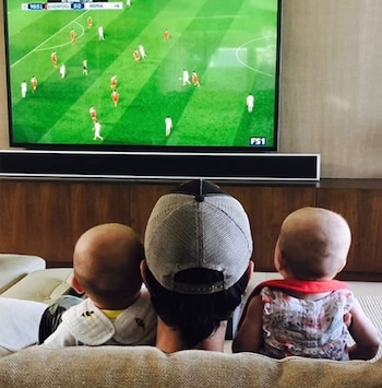 Enrique Iglesias viendo el fútbol con sus hijos (Instagram)
