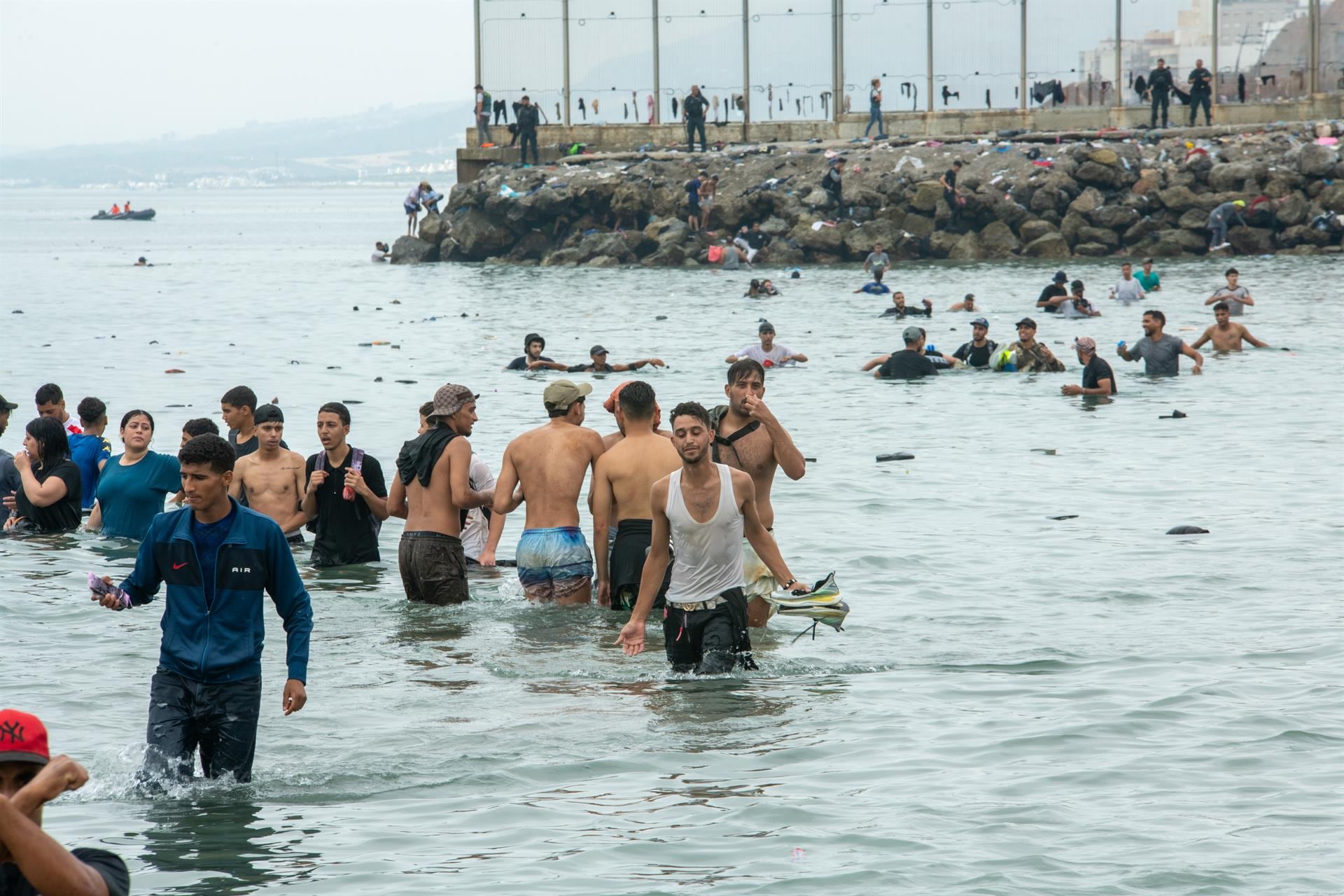Ceuta, con 80.000 habitantes, recibió en pocas horas a unas 60.000 personas llegadas desde Marruecos, en su mayoría jóvenes