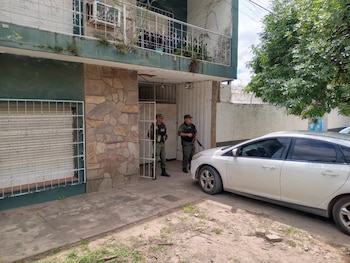 Personal de Gendarmería en la puerta de la casa donde residía el principal sospechoso, en Chaco