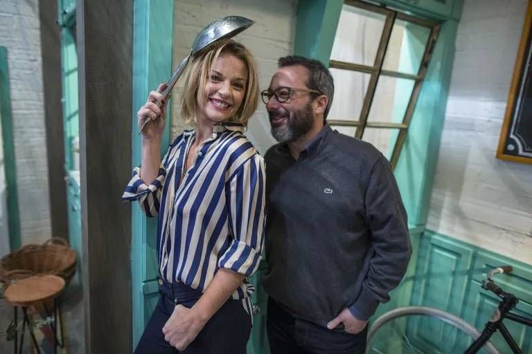 Carina Zampini posa divertida con un cucharón junto a Gerardo Rozín durante su tiempo como conductores del exitoso programa Morfi.