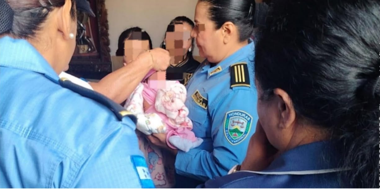 La bebé fue encontrada junto a una nota atribuida a quien sería su madre, en la que explicaba las razones de su decisión.
(Foto: Redes sociales)