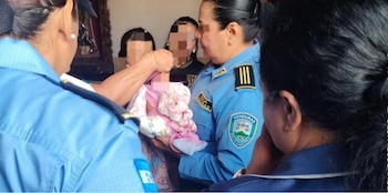 La bebé fue encontrada junto a una nota atribuida a quien sería su madre, en la que explicaba las razones de su decisión.
(Foto: Redes sociales)