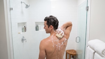 No lavar ni cambiar la esponja de baño con frecuencia: el mal hábito que favorece infecciones en la piel