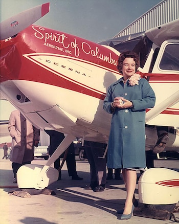 Jerrie posa junto al avión