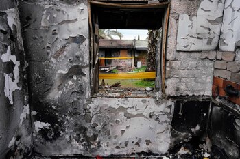 Vista desde el interior de la casa destruida del rehén liberado Amit Soussana, secuestrado en el mortífero atentado del 7 de octubre por el grupo terrorista palestino Hamás, en el kibutz Kfar Aza, Israel, 29 de enero de 2024. REUTERS/Alexandre Meneghini