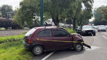 Hombre choca y abandona automóvil en Toluca: autoridades descubrieron el cuerpo de una mujer en la cajuela
