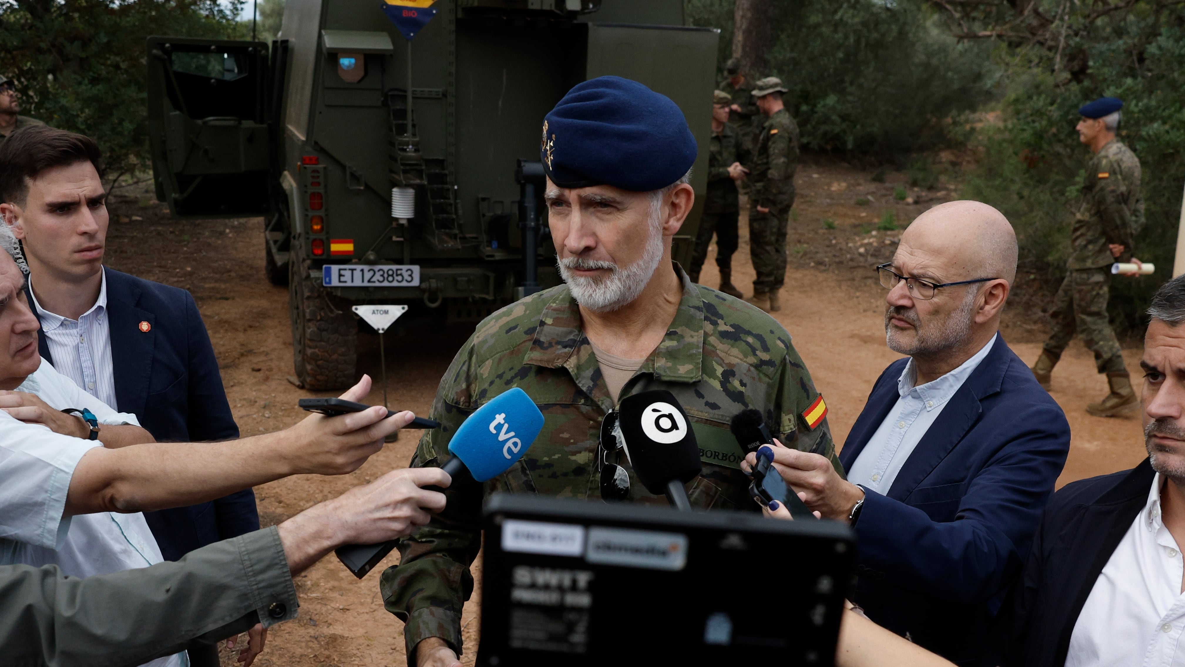 El motivo por el que Felipe VI vestía el uniforme militar en el comunicado tras el accidente de trenes de Toledo: el ejercicio al que asistía y la cancelación de su agenda