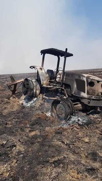 Un tractor incinerado por el