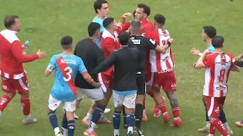 Batalla campal en el ascenso: los jugadores de Arsenal y Talleres de Remedios de Escalada terminaron a las trompadas