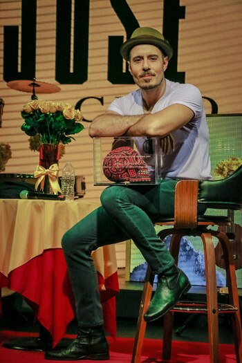 José Madero recibe reconocimientos y