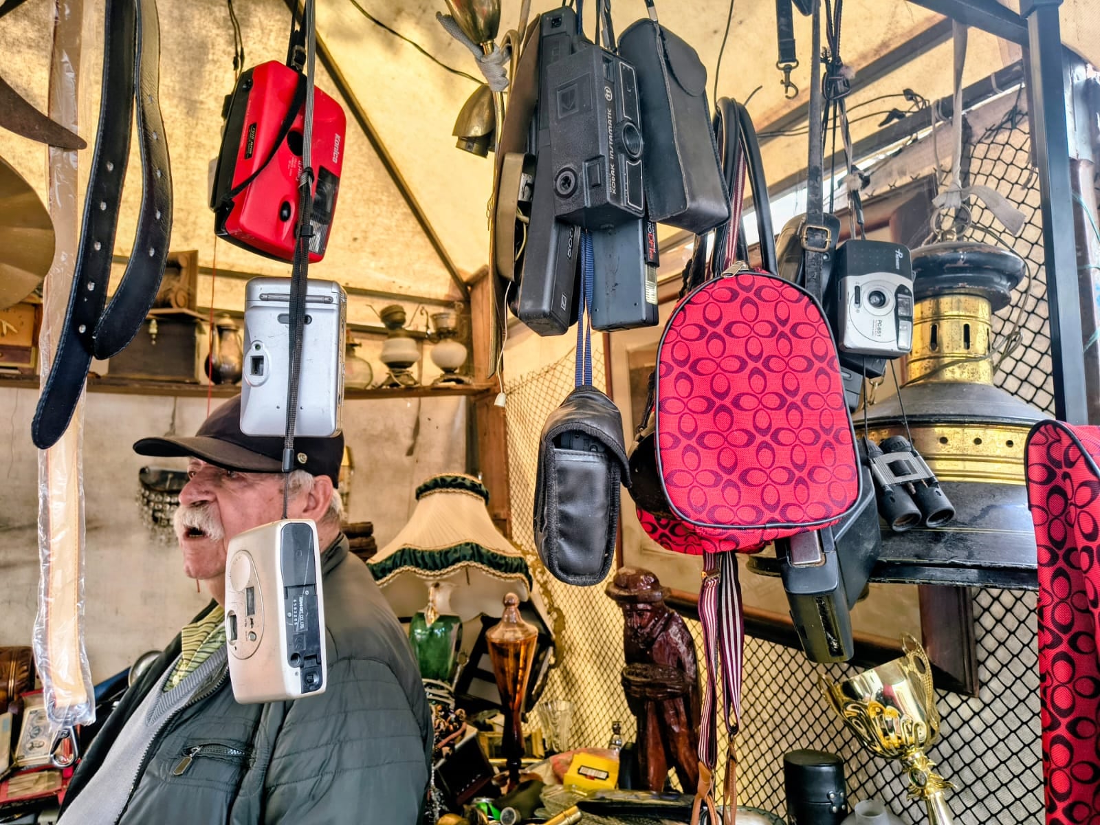 Los “mercados de pulgas” se convierte en vitrina de tecnología retro y vinilos - crédito Santiago Neira