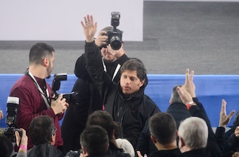 Axel Kicillof saluda militantes en