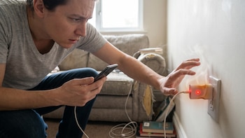 ¿El cargador del celular se calienta? Incendios, daños en la batería y otros peligros ocultos