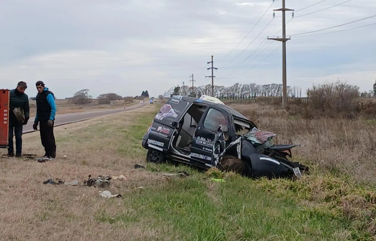 Las primeras pericias en la Ruta 4 de La Pampa indican que el camión se cruzó de carril e invadió la mano contraria antes del impacto