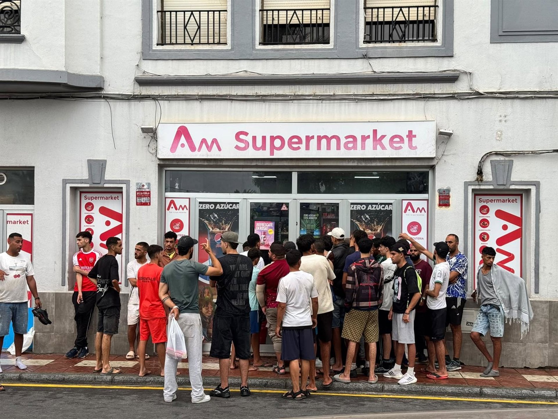 Largas colas de migrantes a la entrada de supermercados en Ceuta. (Iván Zambrano./ Europa Press)