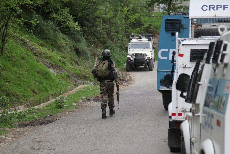 Un soldado indio recorre una carretera durante un operativo de seguridad tras el ataque contra turistas cerca de Pahalgam, en la aldea de Gudder, en la Cachemira india (REUTERS/Stringer)