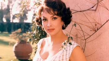 Escoltada por Perón y una