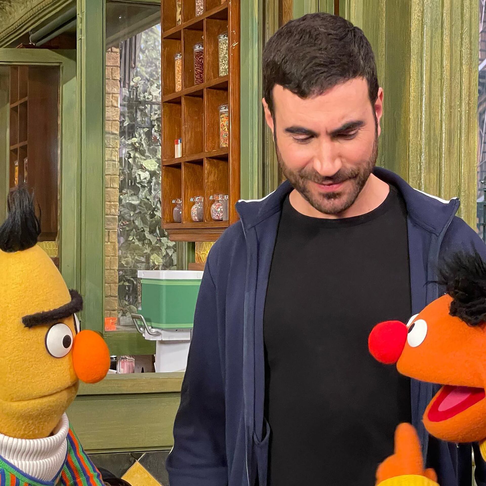 Goldstein relató que en Plaza Sésamo vio a adultos sobre monopatines con marionetas de gato, mientras chocaban entre sí y fingían (@mrbrettgoldstein)