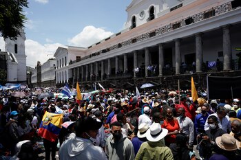 Simpatizantes se reunieron en la Plaza Grande de Quito, frente al Palacio Presidencial en apoyo al presidente Guillermo Lasso. (Foto: REUTERS/Santiago Arcos).