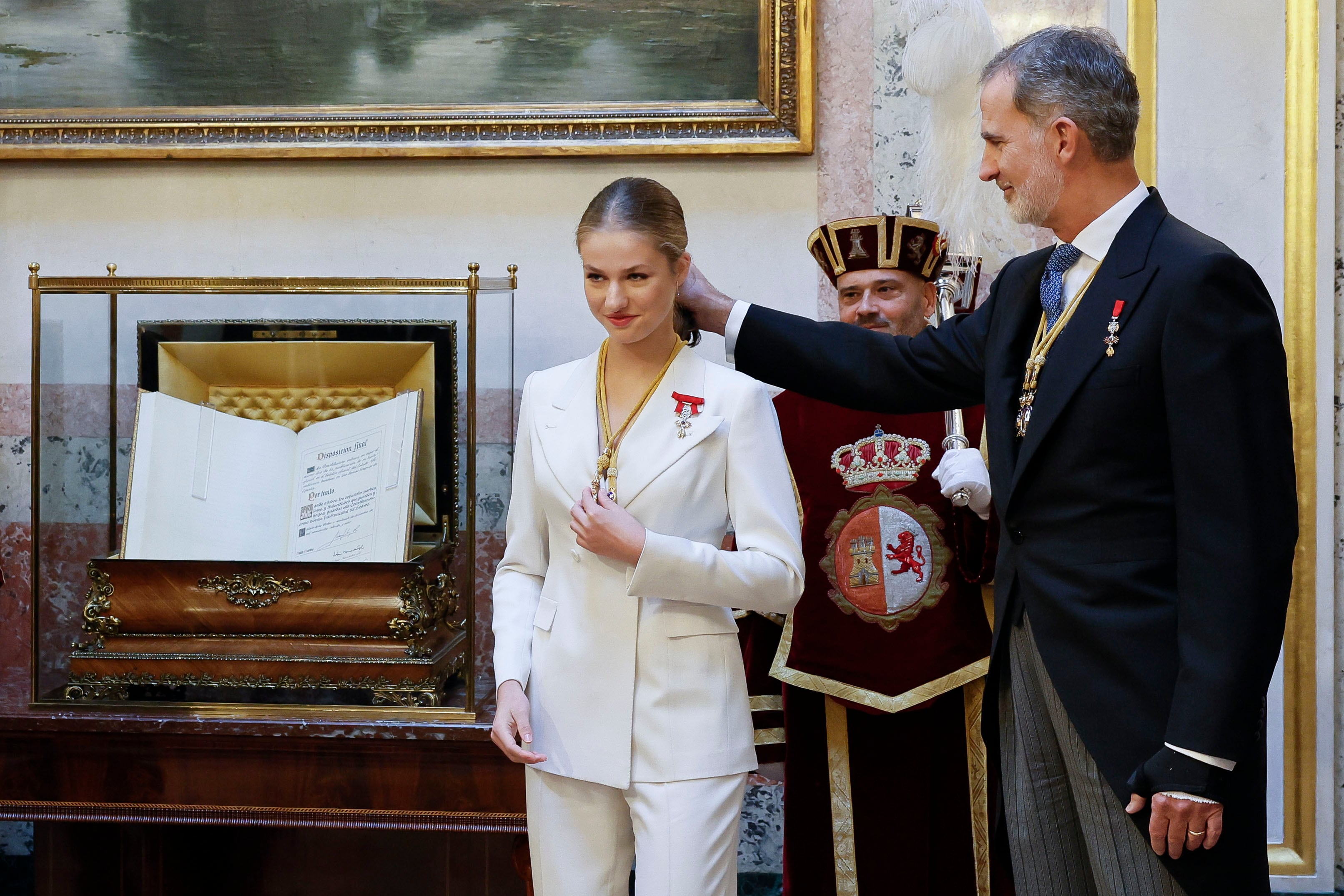 La princesa Leonor recibe la medalla del Congreso junto a su padre, el rey Felipe, tras el acto de la jura de la Constitución de la Princesa de Asturias por su mayoría de edad ante las Cortes Generales. (EFE/Ballesteros POOL).