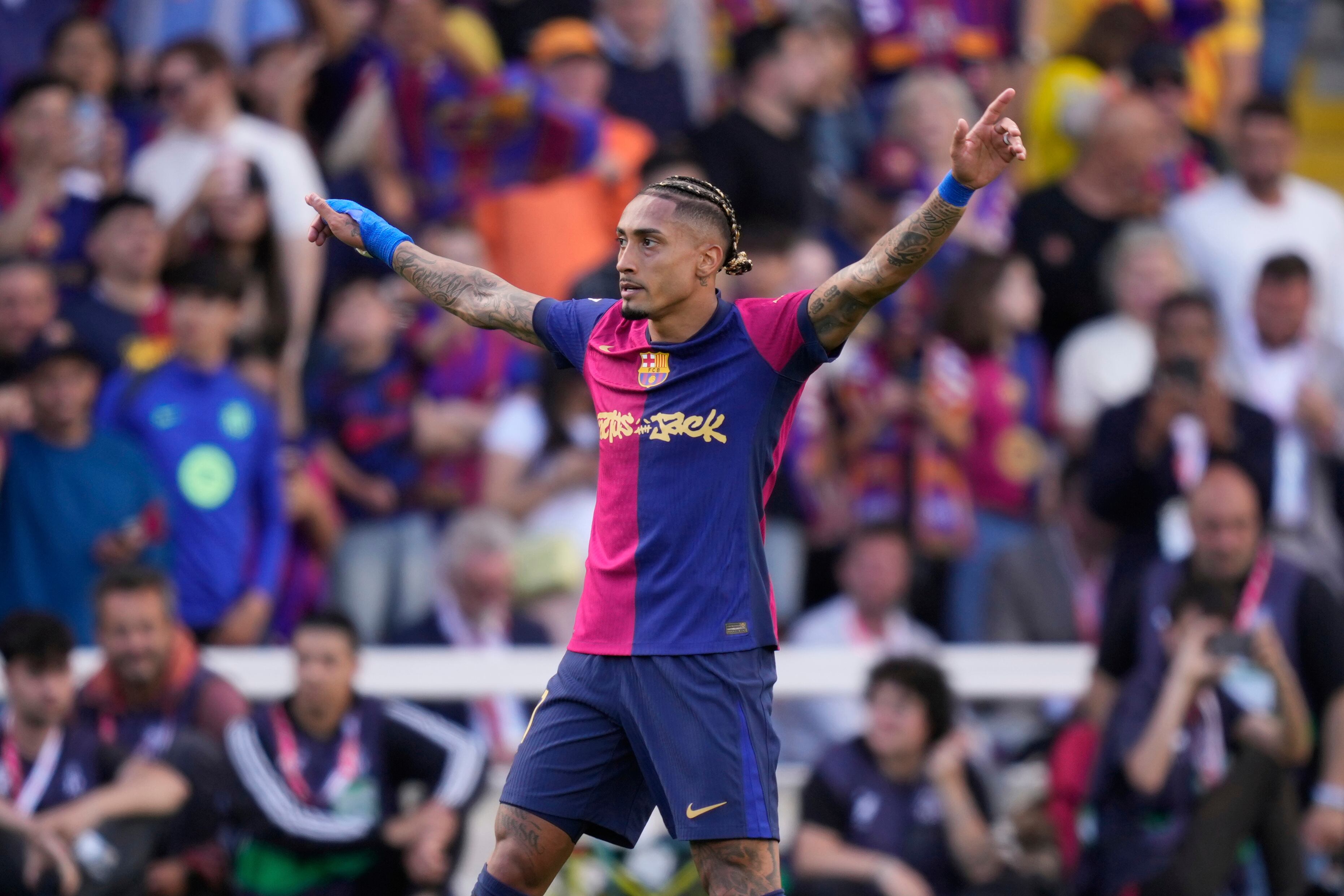 Raphinha terminó siendo una de las figuras del Barcelona para salir campeón de LaLiga y la Copa del Rey - crédito José Bretón/AP Foto