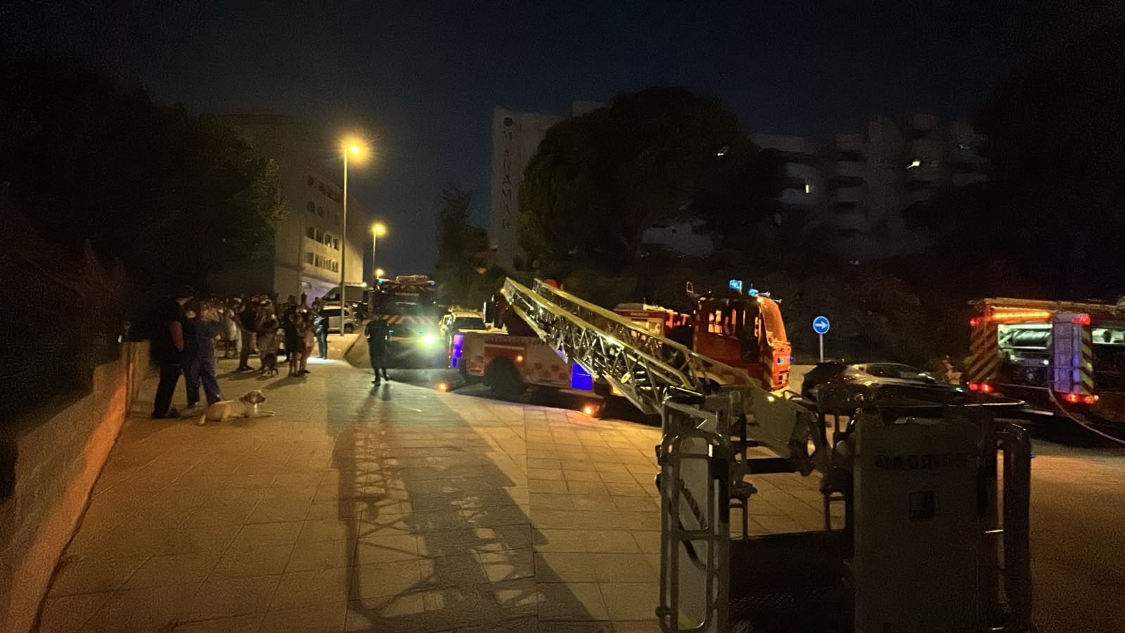 Efectivos intervienen en el incendio en una vivienda en Benalmádena en el que han fallecido dos menores. (Ayuntamiento de Benalmádena/Europa Press)