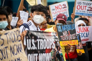 Filipinos manifestándose en contra de