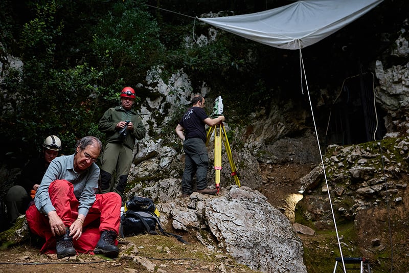 Los investigadores arqueológicos en el yacimiento de La Garma en una cueva cántabra (Universidad de Cantabria)