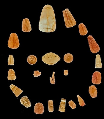 En la campaña reciente se hallaron 11 tumbas excavadas en la roca y 7 en piedra caliza, algunas intactas desde la Antigüedad (Ministry of Tourism and Antiquities)