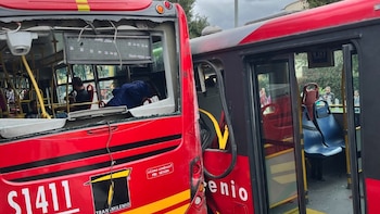 Se chocaron dos buses de Transmilenio: el accidente paralizó el corredor de Suba en el norte de Bogotá