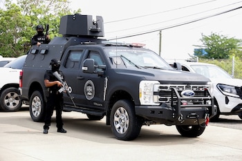 Policía en Oaxaca, México (archivo).
El periodista Hamurabi Huesca ha muerto este viernes tiroteado en el municipio de Santiago Pinotepa Nacional, en la costa del estado mexicano de Oaxaca, en el sur del país, en un ataque dirigido contra un criminal identificado como D.A.S.A., alias 'El Darío'. Huesca, 'El Darío' y otra persona más han fallecido en la acción violenta.
POLITICA CENTROAMÉRICA MÉXICO
FISCALÍA GENERAL DE OAXACA