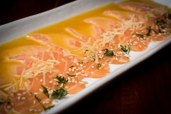 Tiradito de salmón ahumado (Adobe